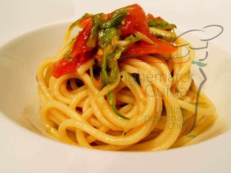 Spaghetto mantecato con fiori di zucchine, punte di asparagi e pomodorini